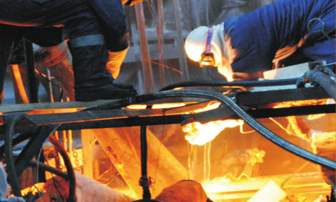 应用于玻璃窑大喧、加料口等部位的热修现场